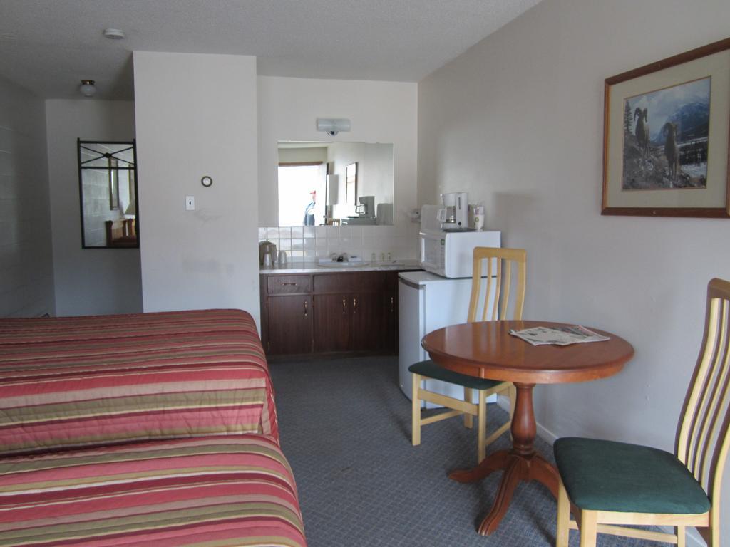 The Gateway Inn Canmore Ruang foto