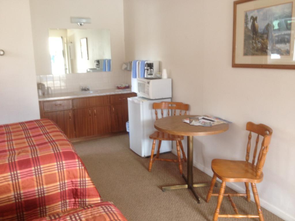 The Gateway Inn Canmore Bagian luar foto