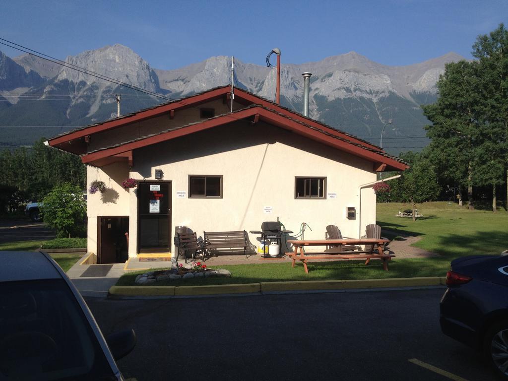 The Gateway Inn Canmore Bagian luar foto